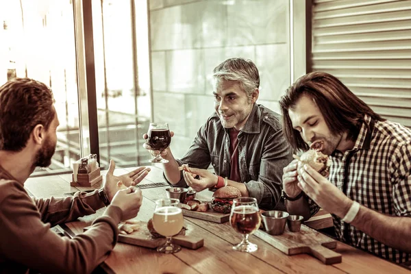 Расслабленный мужчина ужинает со своими друзьями — стоковое фото