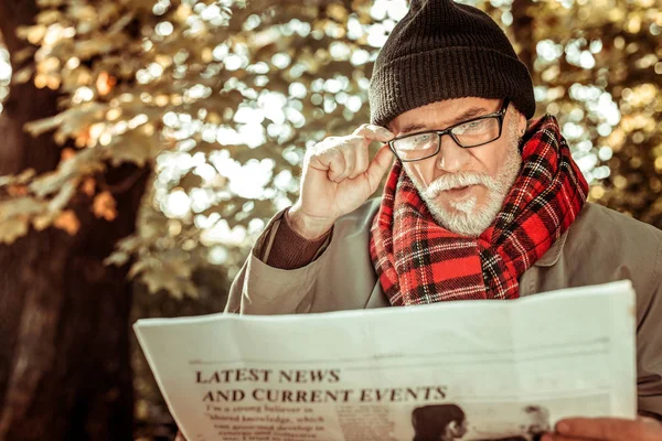 Homem concentrado informando-se sobre as últimas notícias . — Fotografia de Stock
