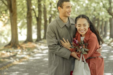 Neşeli genç çift birlikte eğleniyor ve aktif gülüyor