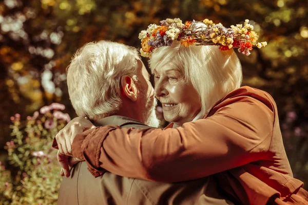 Zamyšlená starší žena v náručí manžela. — Stock fotografie