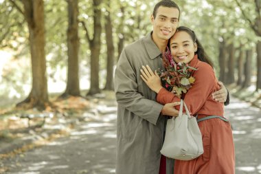 Tatlı görünümlü çift sıkıca birbirlerine sarılma