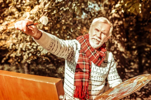 Malermeister vor seiner Staffelei. — Stockfoto