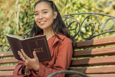 Büyük bir ruh hali içinde olmak gülümseyen koyu saçlı kadın çekici