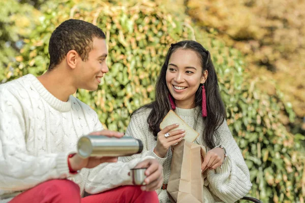 Alegre agradable pareja teniendo picnic en un parque —  Fotos de Stock