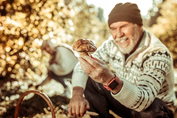 Grande cogumelo em uma mão de homem feliz . — Fotografia de Stock