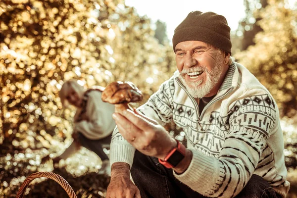 Feliz apanhador de cogumelos a aplaudir a sua descoberta . — Fotografia de Stock