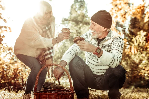 Leende man och hustru samla svamp tillsammans. — Stockfoto