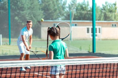 Kızı babası ile tenis oynarken yer duygu