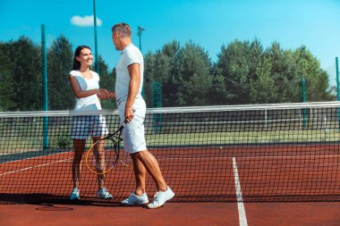 Kocası ile tenis oynadıktan sonra mutlu hissediyor ışınlama karısı