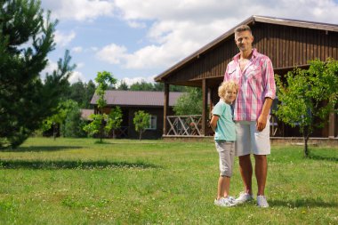 Baba ve oğul bahçede güneşli bir gün zevk