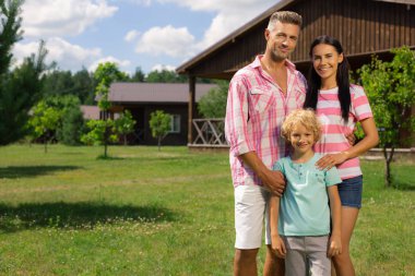 Oğullarını seven ebeveynler hafta sonunu bahçede geçiriyor