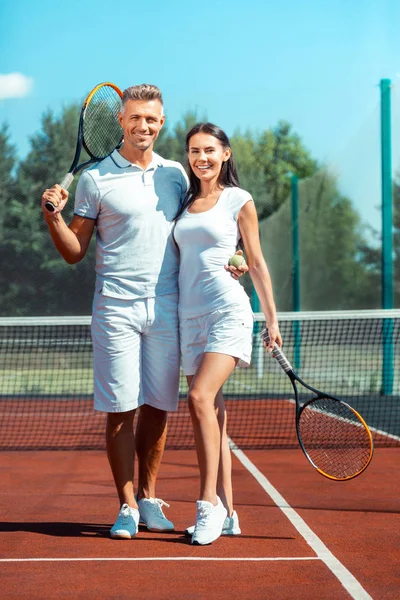 Glückliches Paar zufrieden und unvergesslich beim Sporttag — Stockfoto