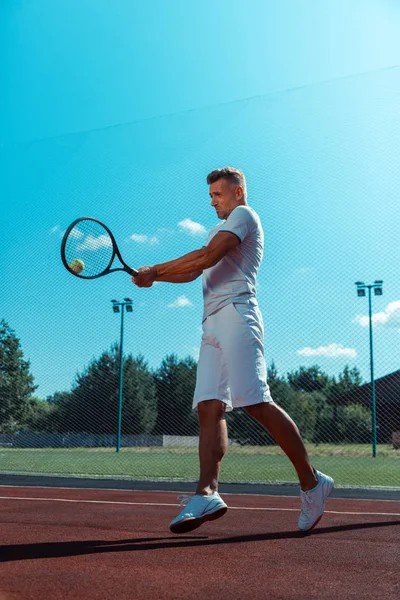 Člověk skáče při výcviku u soudu, než si hraje tenis — Stock fotografie