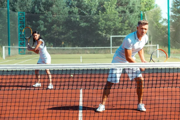 テニスをするコートでトレーニング中に喜びを感じるカップル — ストック写真
