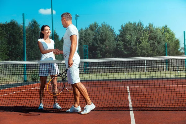 Esposa radiante sentirse feliz después de jugar al tenis con el marido —  Fotos de Stock