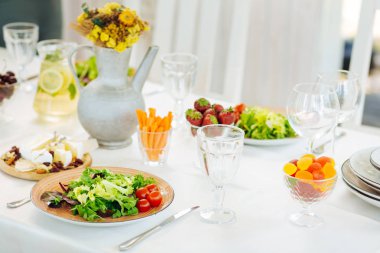 Verandada servis edilen sağlıklı mezeler ve tatlılar