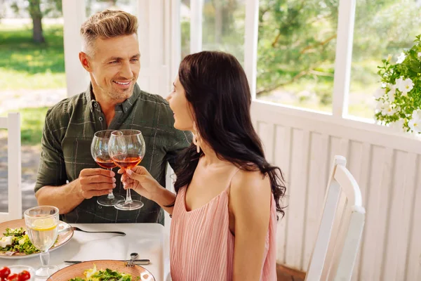 Όμορφος άνθρωπος κοιτάζοντας την όμορφη σύζυγό του, ενώ πίνουν κρασί — Φωτογραφία Αρχείου