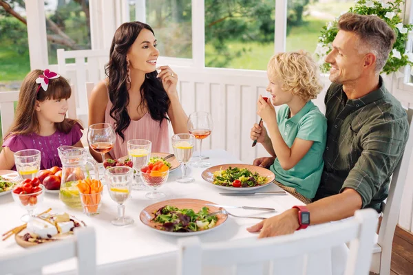 Kinderen en ouders eten lekkere salades en praten — Stockfoto