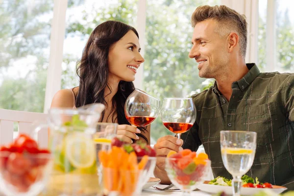 Couple clanging their glasses with wine enjoying lunch together — Stock Photo, Image