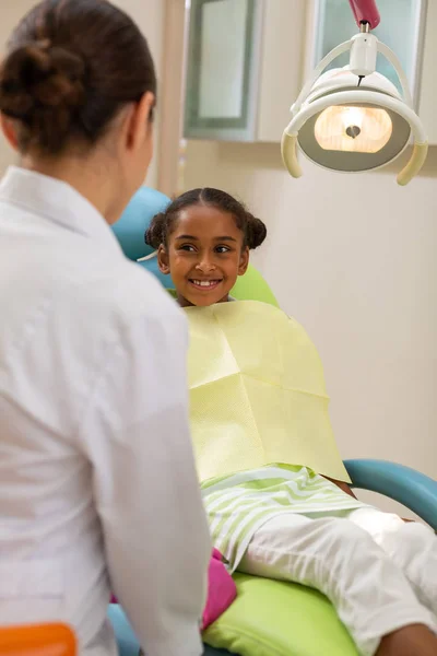 Vrouw Doctor praten met een jonge vrouwelijke patiënt — Stockfoto