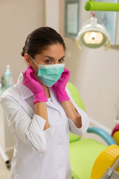 Dentista con bata de laboratorio y guantes asépticos —  Fotos de Stock