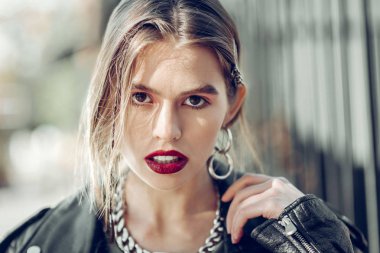 Kalın ruj gösteren kahverengi gözlü sıkı koyu saçlı kadın