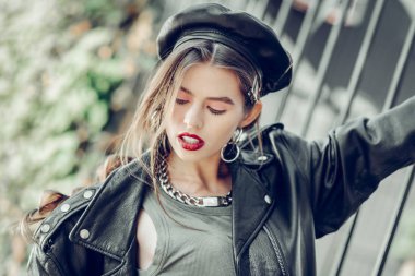 Kırmızı ruj giyen siyah bere şehvetli koyu saçlı model