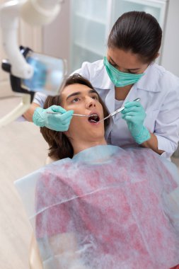 Beyaz laboratuvar önlüklü koyu saçlı kadın doktor