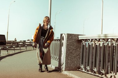 Alışılmadık şık kıyafetli uzun boylu genç kadın