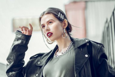 Güzel koyu saçlı genç kadın metal saç tokaları olan