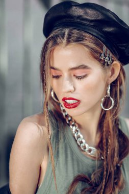 Koyu saçlı siyah deri bere karmaşık saç modeli olan bayan