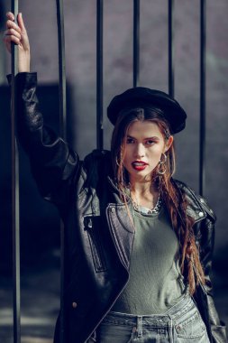 Şık sıradışı kıyafetli etkileyici, iyi görünümlü kadın