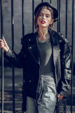 Çekici genç bayan profesyonel bir model olmak