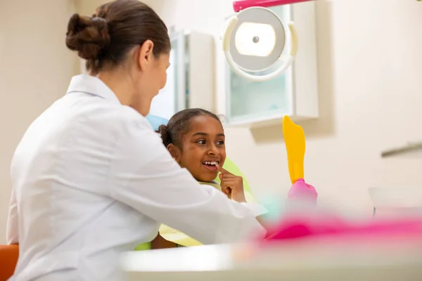 Афроамериканець пацієнт сидить поруч з стоматологу — стокове фото