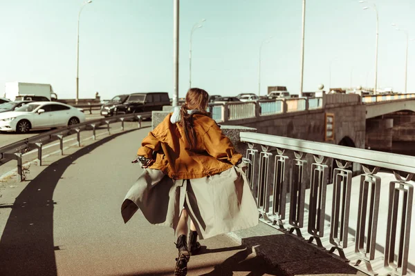 Modelo profissional resoluto que atravessa a ponte do carro — Fotografia de Stock