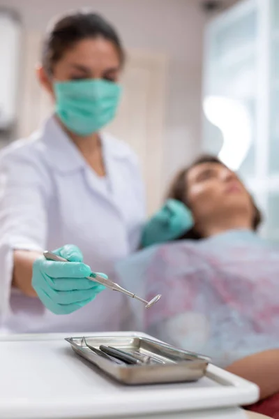 Blanc femmes médecins mains tenant un miroir de bouche — Photo