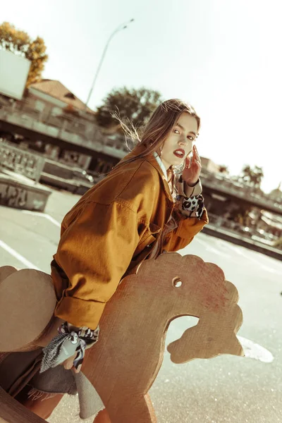 Menina bonita de cabelos compridos em casaco amarelo funky — Fotografia de Stock