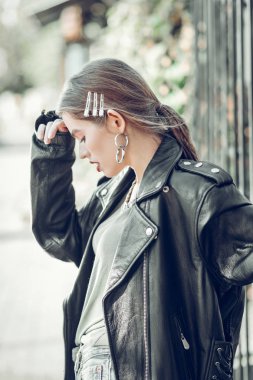 Büyük deri ceketli uzun saçlı çekici kadın