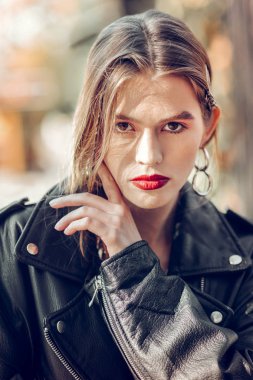 Büyük boy deri ceket çalışıyor çekici genç kadın