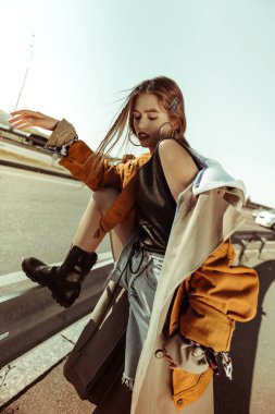 Büyük daire küpe ile iyi görünümlü kendine güvenen kız