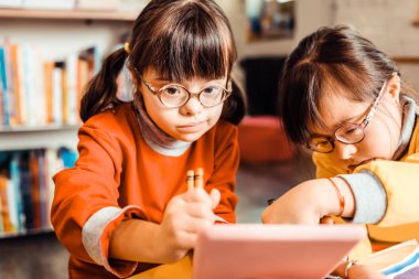 Zihinsel sorunları olan sevimli çocuklar yeni teknolojiler ile etkileyici olmak