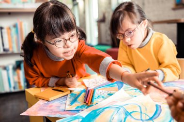 Gülümseyen sevimli çocuk yeni bir kalem için çekerek