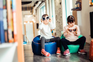 Down sendromlu kızlar gelişmekte olan okulda birlikte vakit geçiriyor