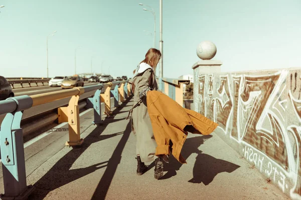 Активная длинноволосая женщина с огромным пиджаком — стоковое фото