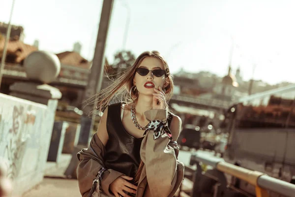 Jeune femme à la mode portant des vêtements élégants et des lunettes de soleil — Photo