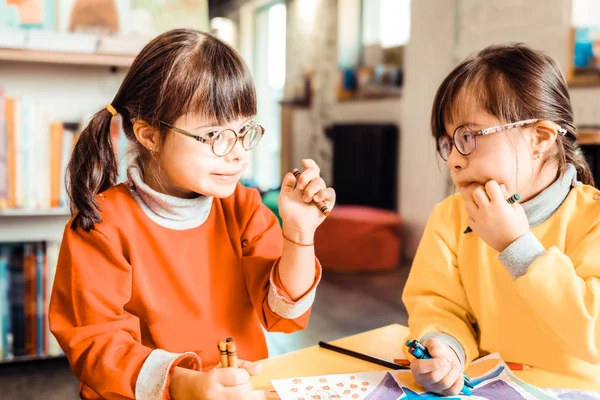 Niños lindos con síndrome de Down hablando entre sí y discutiendo —  Fotos de Stock