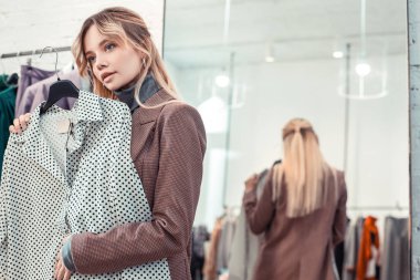 İş sonrası alışveriş yaparken iyi duygu çekici genç kadın