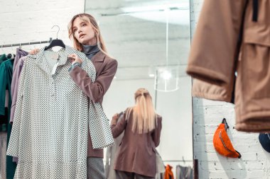 Şık ceket giyen kadın butik yeni elbise arıyor