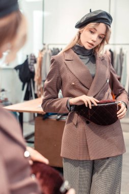 Şık kadın moda takım elbise giyen bel çantası çalışıyor