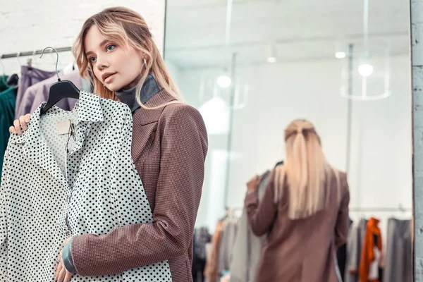 Aantrekkelijke jonge vrouw voelt zich goed tijdens het winkelen na het werk — Stockfoto